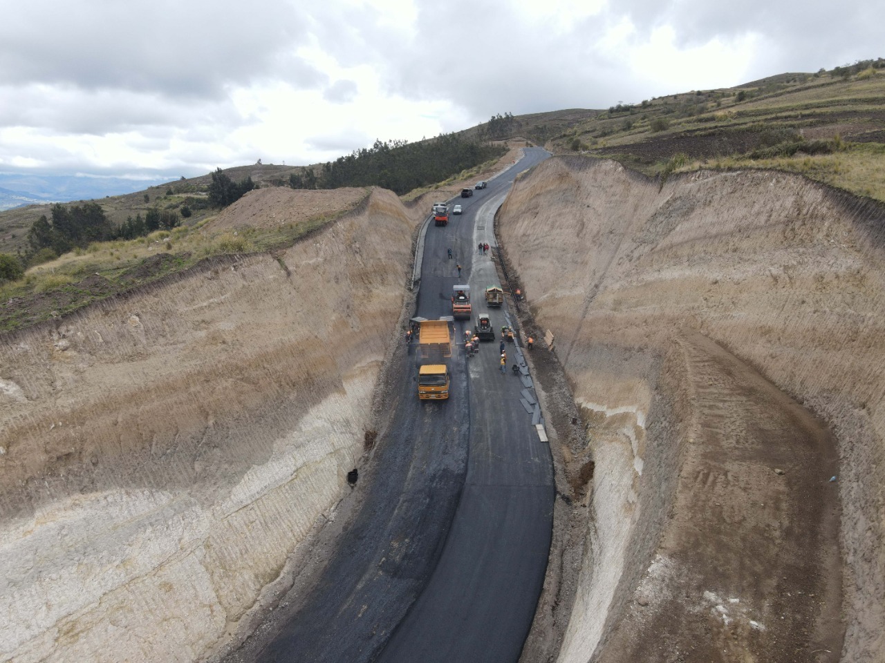 Prefectura de Chimborazo, coloca carpeta asfáltica en el nuevo acceso sur, la “Vía de los Puruhaes”