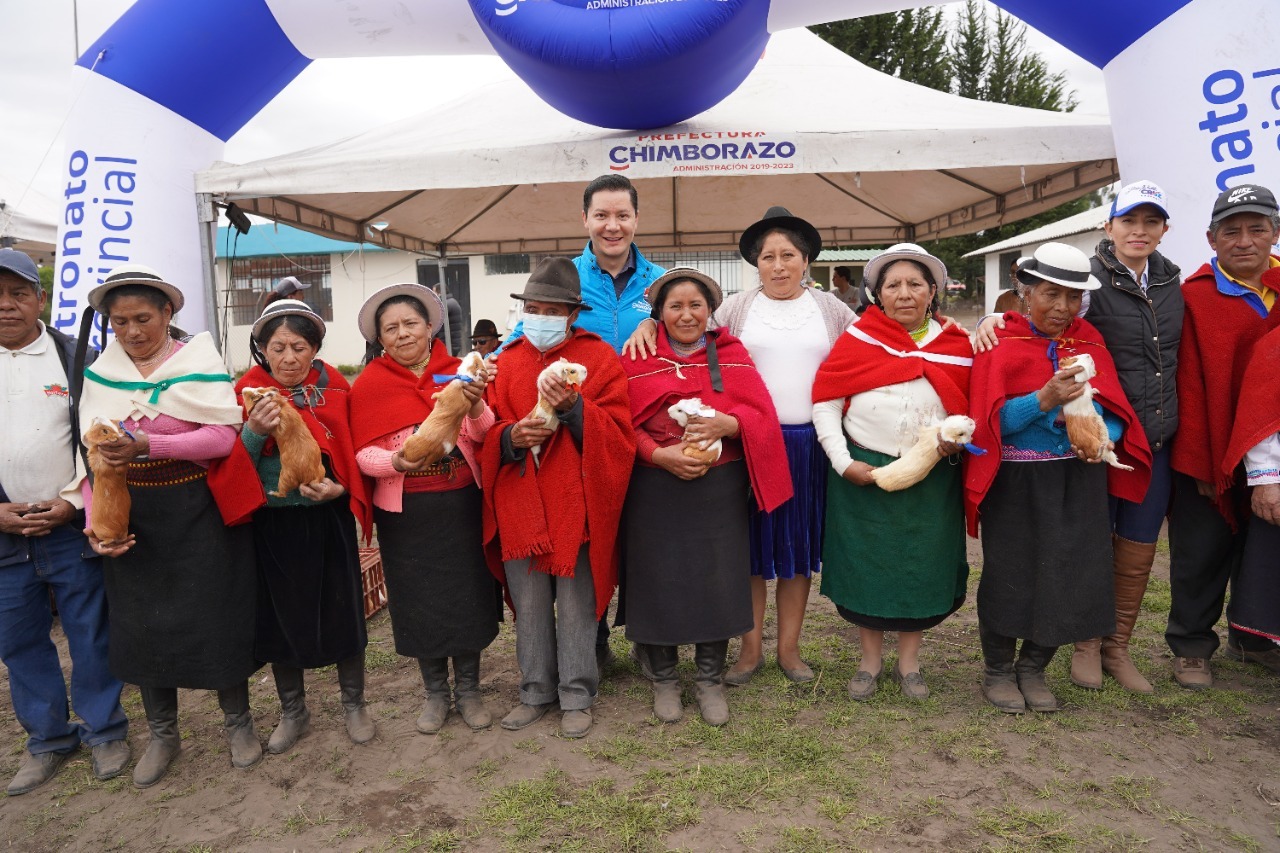 Prefectura de Chimborazo entrega de especies menores para mejorar la producción pecuaria
