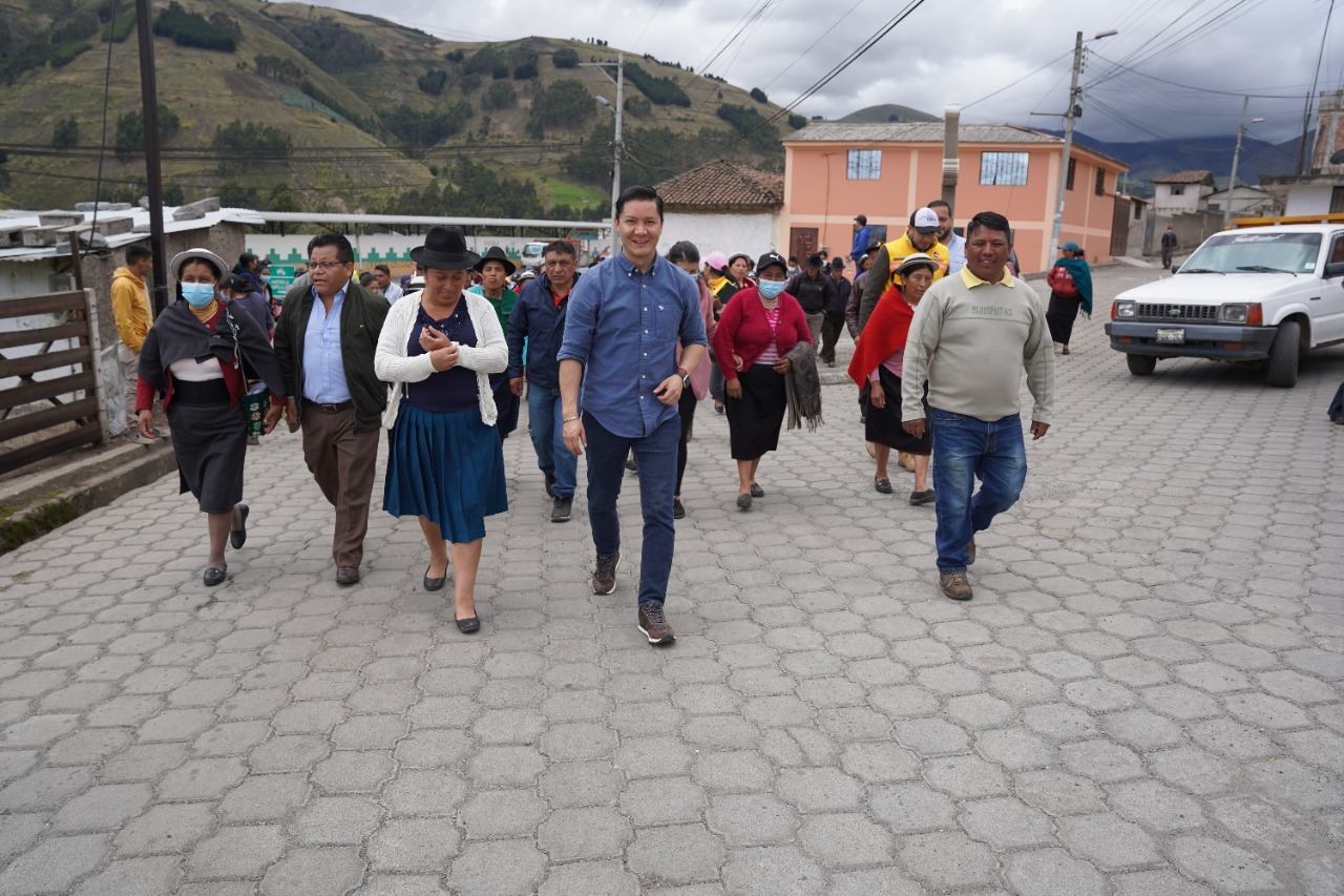 Parroquia San juan de Riobamba, avanza con el desarrollo vial de la mano del Gobierno Provincial