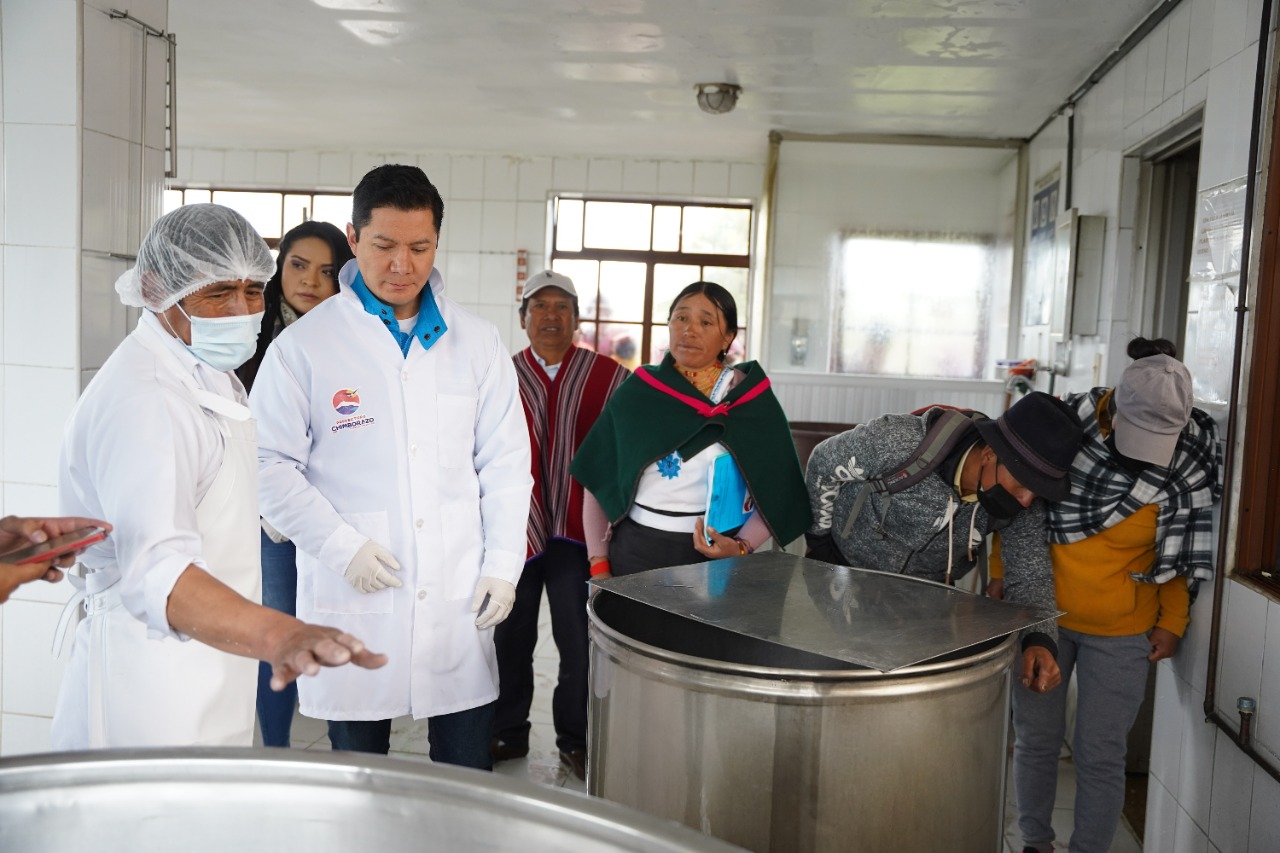 Prefectura de Chimborazo potencia centro de producción láctea en Colta, con la entrega de equipos