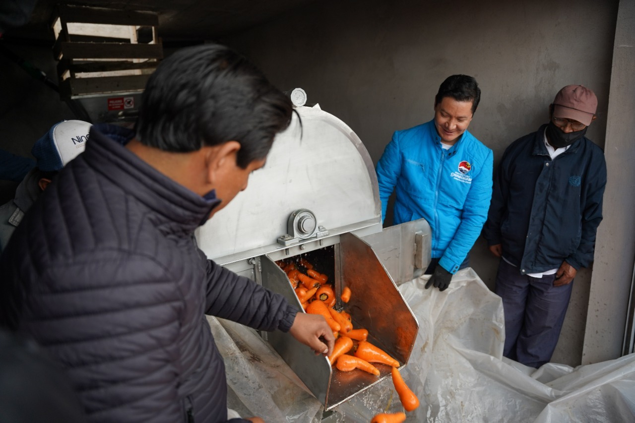 Prefectura de Chimborazo entrega lavadoras de hortalizas en Colta, que fortalece la economía familiar
