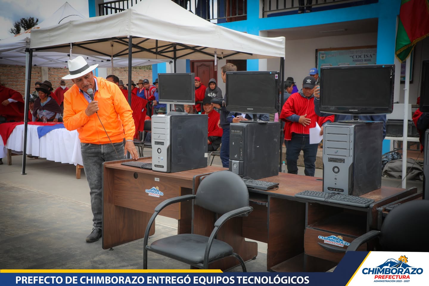 PREFECTO DE CHIMBORAZO ENTREGÓ EQUIPOS TECNOLÓGICOS