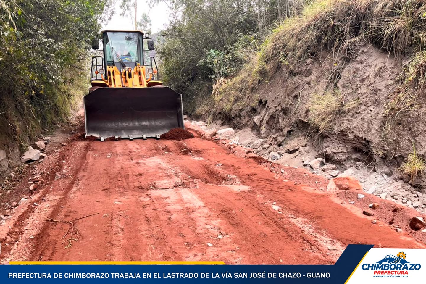 PREFECTURA TRABAJA EN EL LASTRADO DE LA VÍA EN SAN JOSÉ DE CHAZO