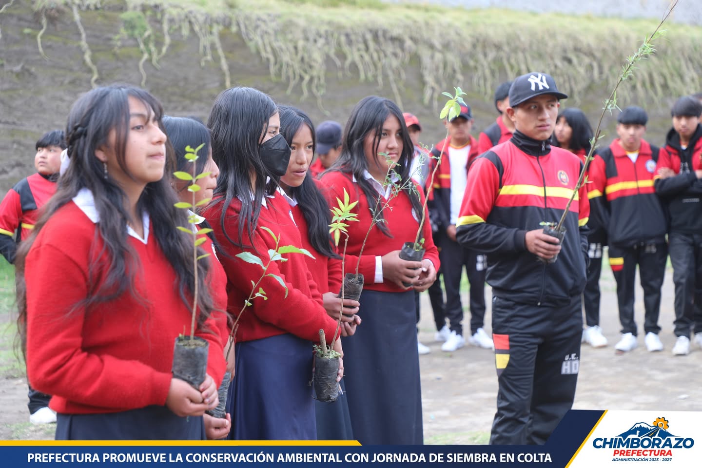 REFORESTACIÓN EN LA UNIDAD EDUCATIVA HUALCOPO DUCHICELA