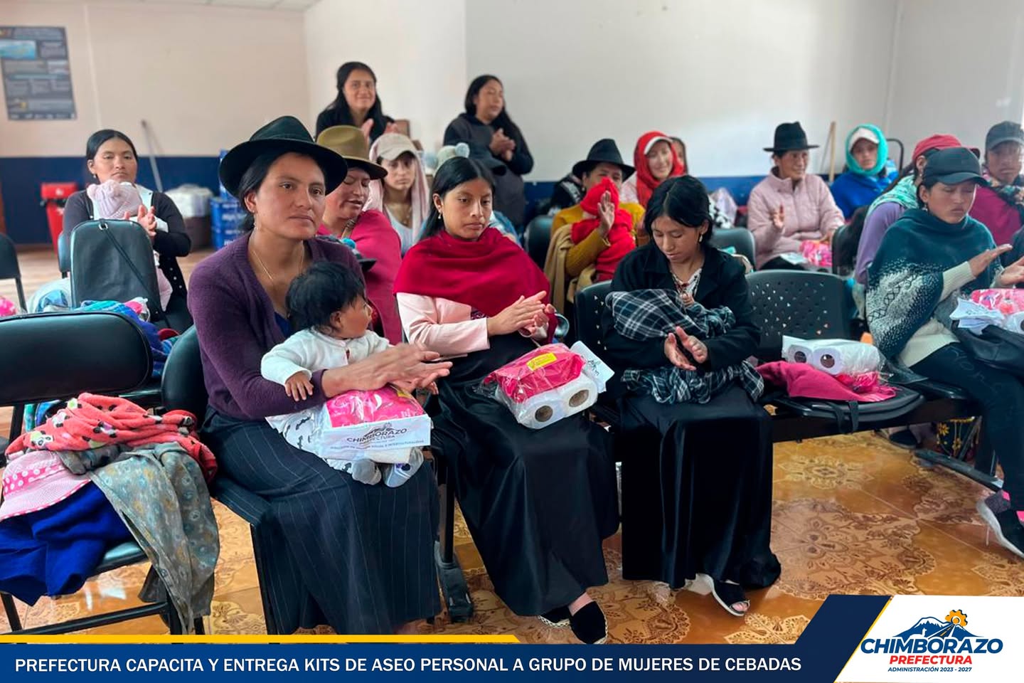 PREFECTURA CAPACITA Y ENTREGA KITS A MUJERES DE CEBADAS