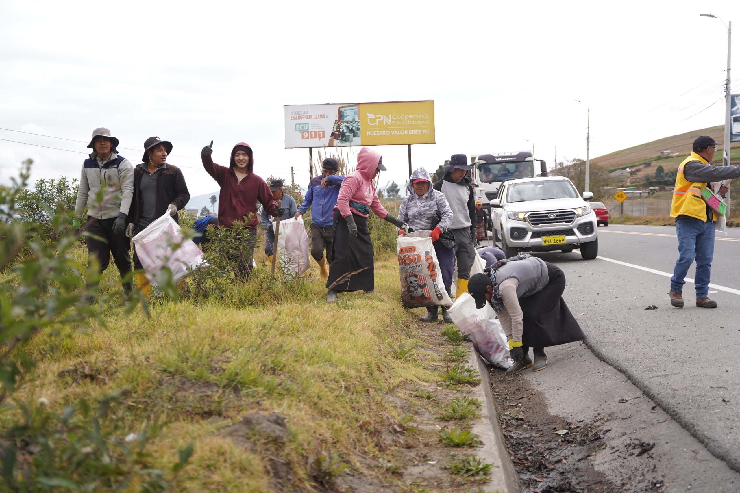 PREFECTURA DE CHIMBORAZO MOVILIZA MAQUINARIA Y CIUDADANÍA PARA RETIRAR 110 TONELADAS DE BASURA EN LA MINGA PROVINCIAL