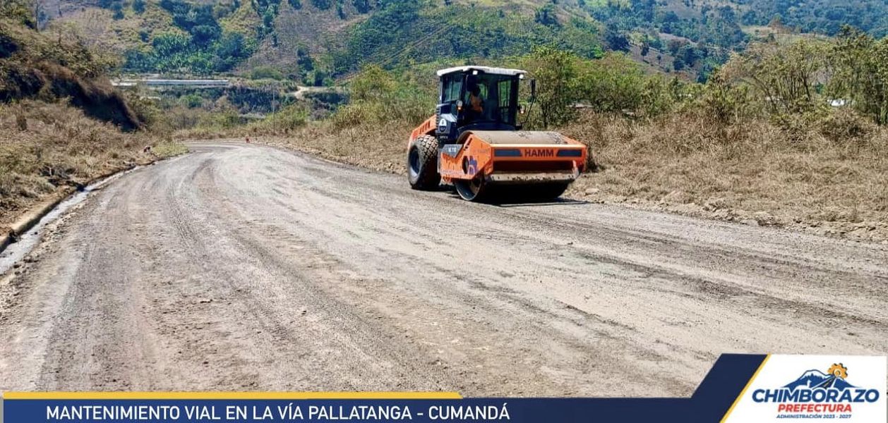 MANTENIMIENTO VIAL EN LA VÍA PALLATANGA – CUMANDÁ