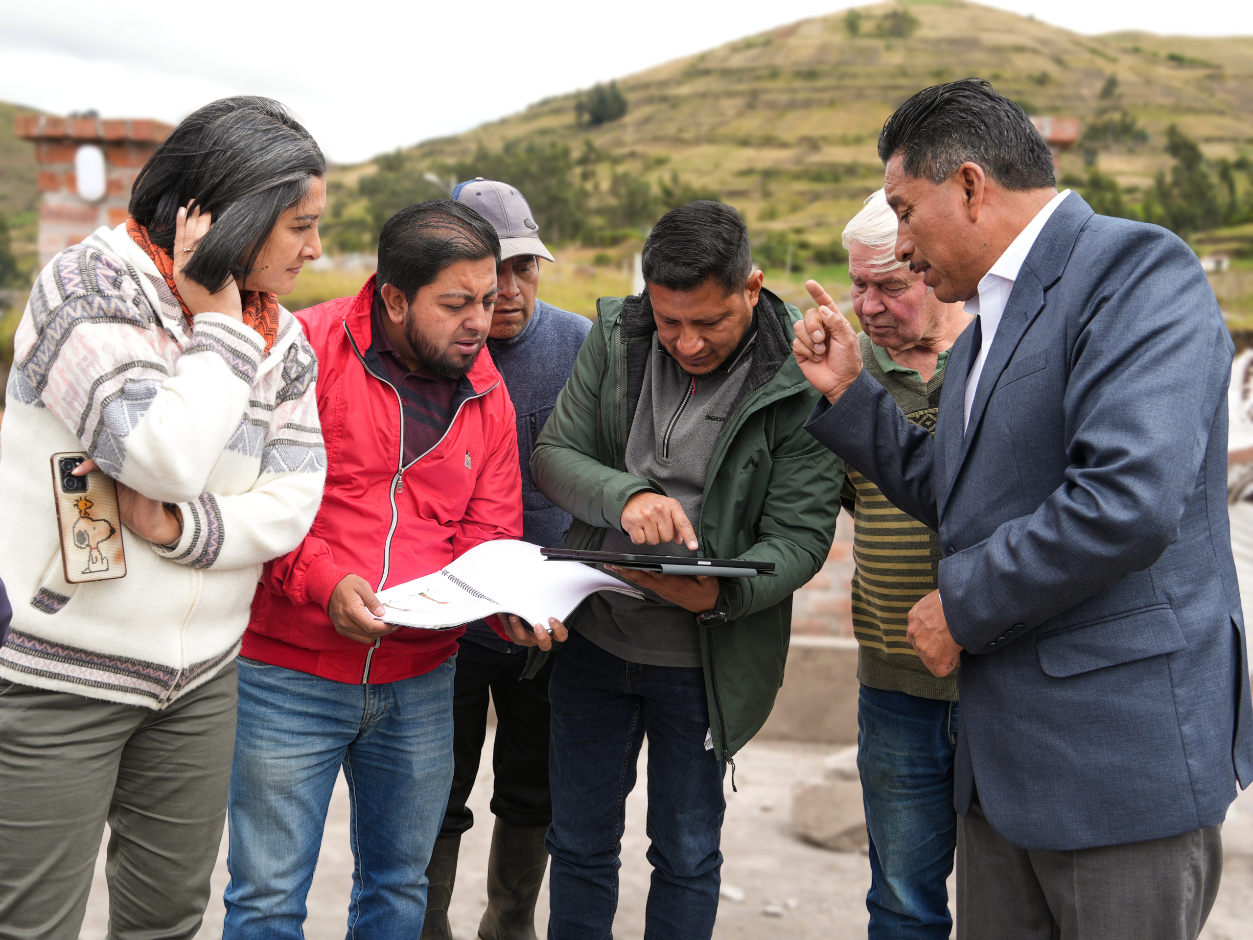 LA PREFECTURA DE CHIMBORAZO IMPULSA CINCO PROYECTOS VIALES ESTRATÉGICOS PARA EL DESARROLLO RURAL CON FINANCIAMIENTO CON EL BANCO DEL DESARROLLO (BDE)