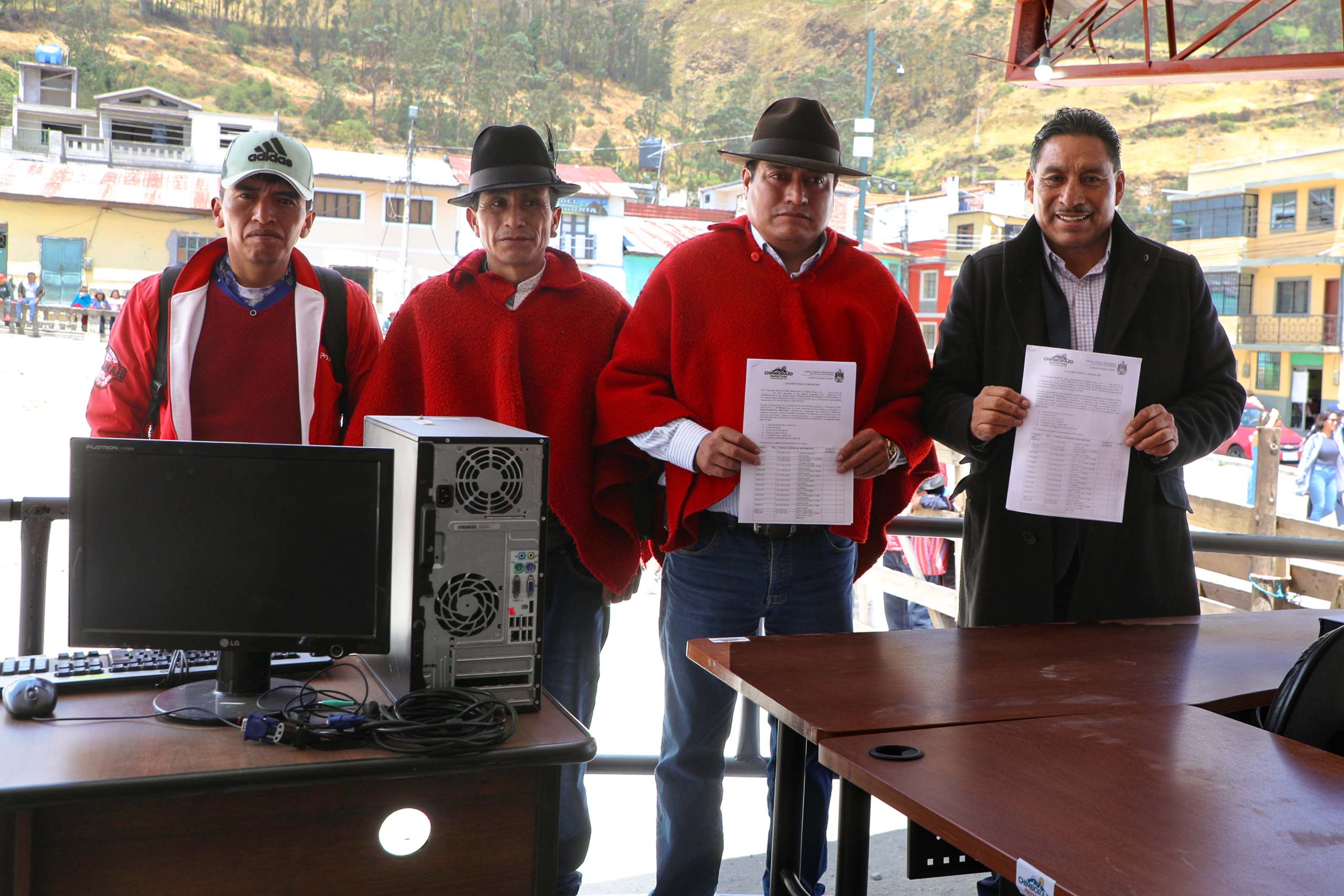 Prefecto Hermel Tayupanda fortalece la organización comunitaria con la entrega de mobiliario funcional en comunidades de Colta y Alausí
